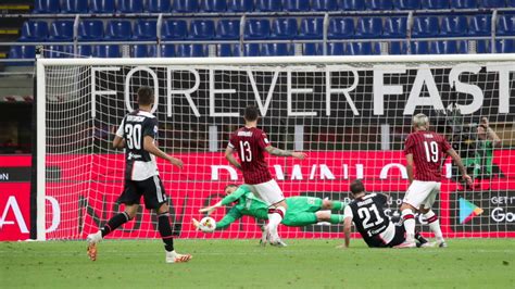 Milan ograł AS Romę i w ten sposób zdołał nadrobić parę punktów do piastującego pierwsze miejsce mediolańskiego Interu! Wielbiciele piłkarscy mieli szansę oglądać niesamowity pojedynek w Serie A!